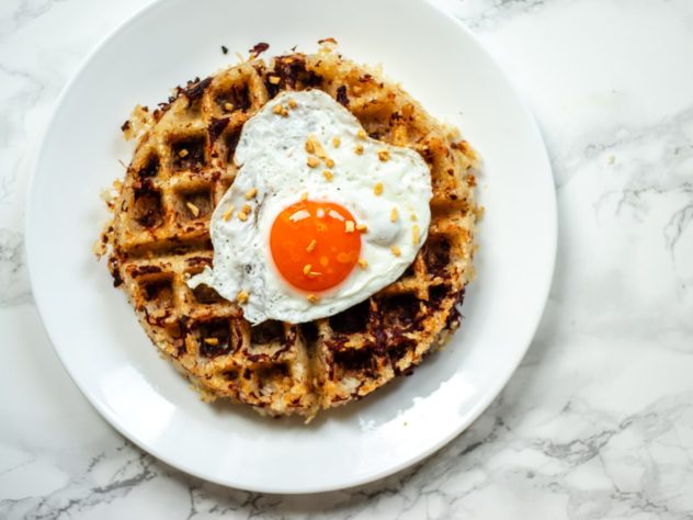 Crispy Garlic Rice Waffles with Corned Beef & Egg (Corned Beef Silog ...