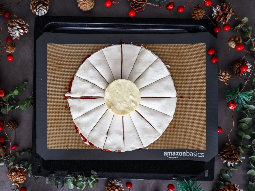 Puff Pastry Snowflake with Camembert Cranberry Bacon – Step 2-min