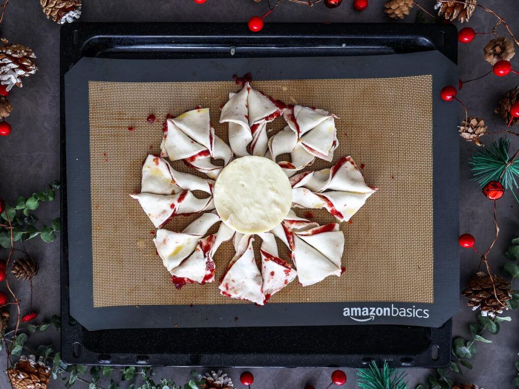 Puff Pastry Snowflake with Camembert Cranberry Bacon – Step 3-min