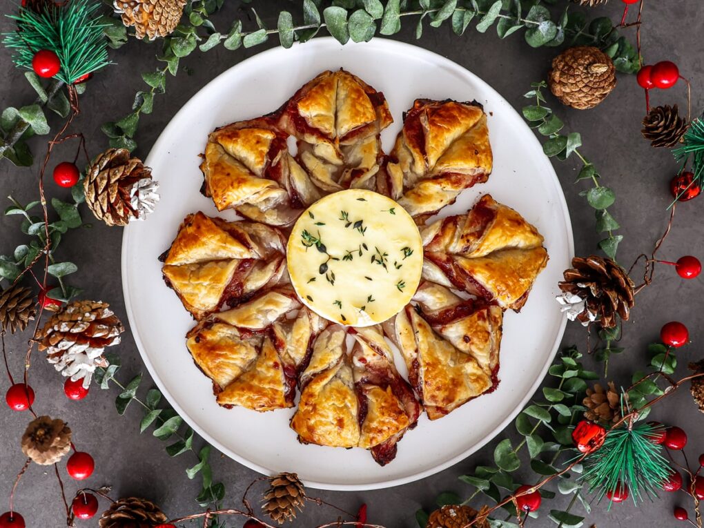 Puff Pastry Snowflake with Camembert Cranberry Bacon - Step 4-min